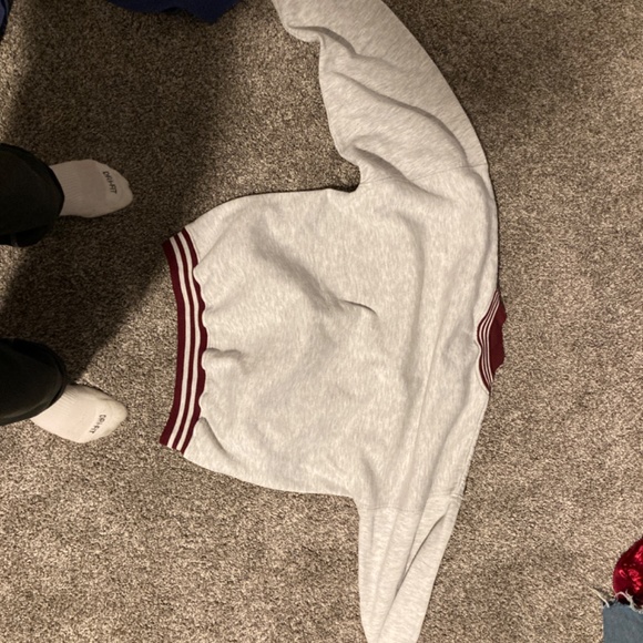 Gray and red crew neck - Picture 4 of 4